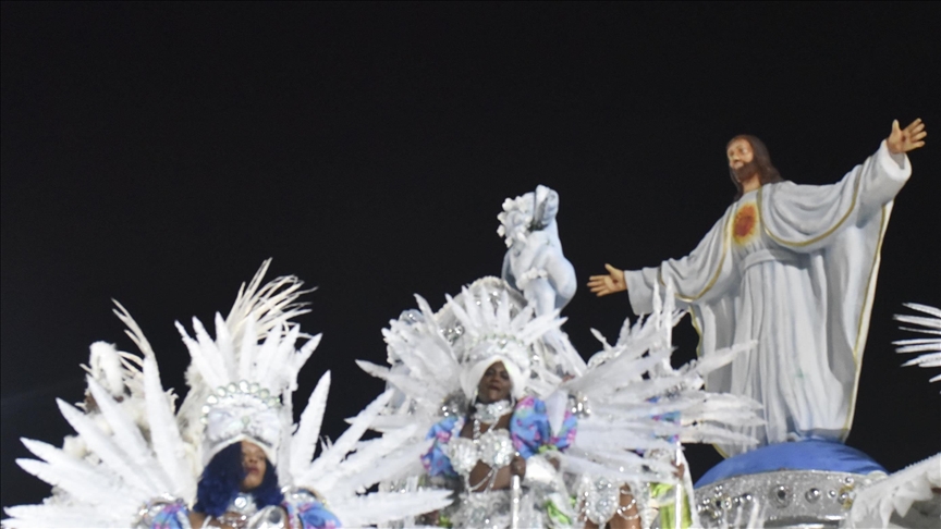Brazilians dress up for Rio carnival again Brazilians dress up for Rio carnival again