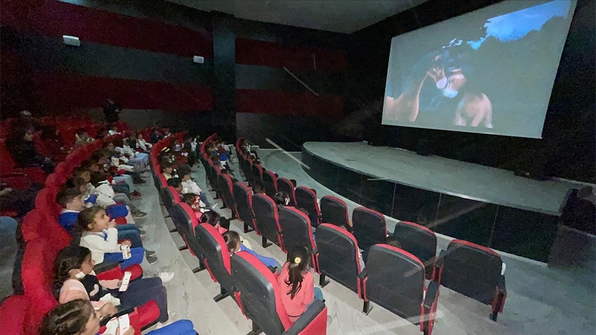 Sinema salonuna dönüştürülen atıl binanın ilk misafiri kırsaldaki çocuklar oldu