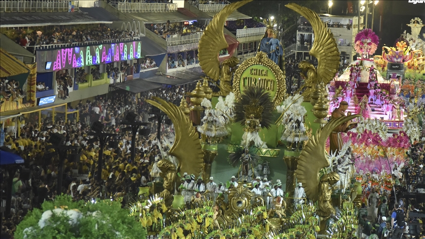 Brazilians dress up for Rio carnival again