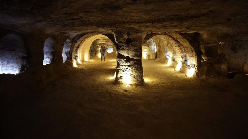 Tarihi yamaç yerleşimi Kayaşehirde ortaya çıkarılan tünel turizme açılıyor
