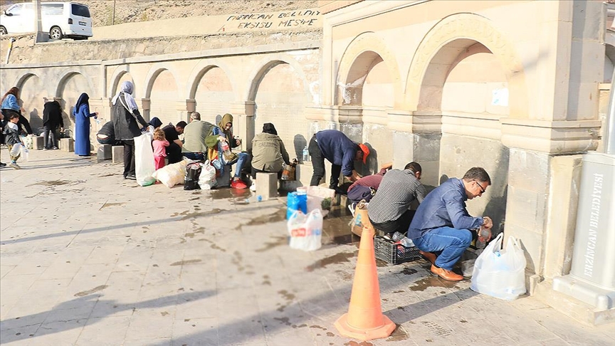 Erzincanlılar oruçlarını belediyeye ait çeşmelerden akan maden suyu ile açıyor