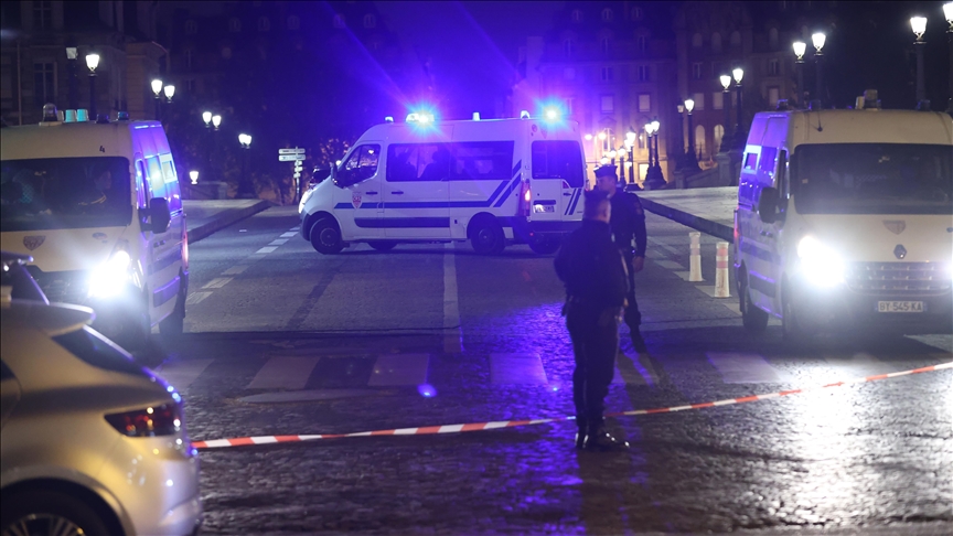 Paris'te polis 'dur' ihtarına uymayan sürücünün aracına ateş açtı, 2 kişi öldü