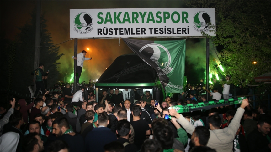 Sakaryaspor'un Spor Toto 1. Lig'e yükselmesi Rüstemler Tesisleri'nde kutlandı