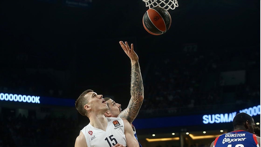 Anadolu Efes seride 2-1 öne geçti