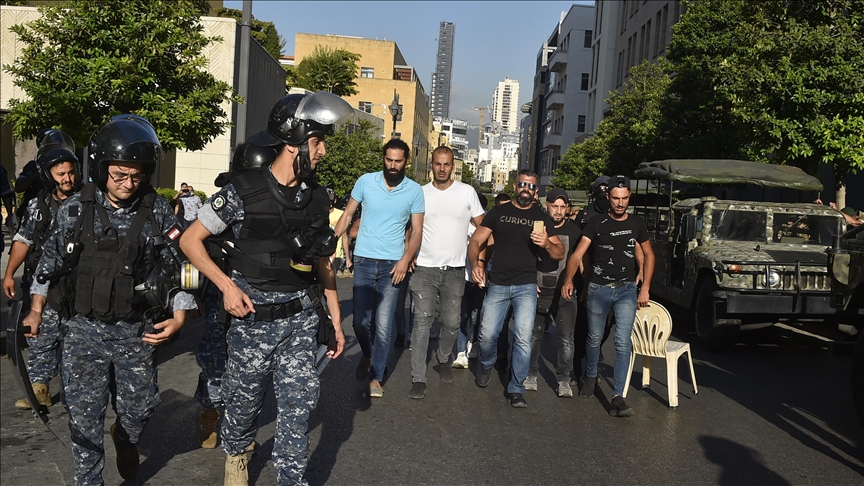 لبنان.. مئات يحتجون أمام البرلمان رفضا لقانون ضبط رأس المال