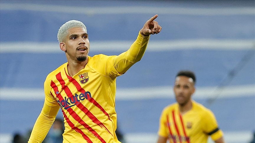 Barcelona'da Araujo'nun sözleşmesi 2026 yılına kadar uzatıldı