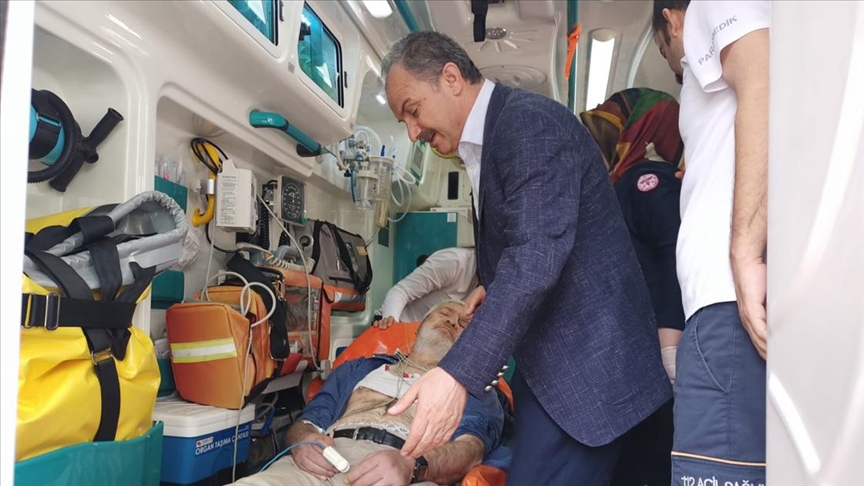 Adıyaman Belediye Başkanı, yolda bayılan vatandaşa müdahale etti