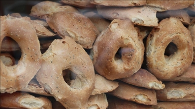 Siirt'te pişmesi saatler süren lezzet: Kuru ekmek