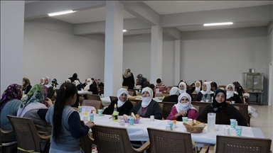 Gurbetçilerin desteğiyle kurulan iftar sofrası mahalle sakinlerini buluşturuyor