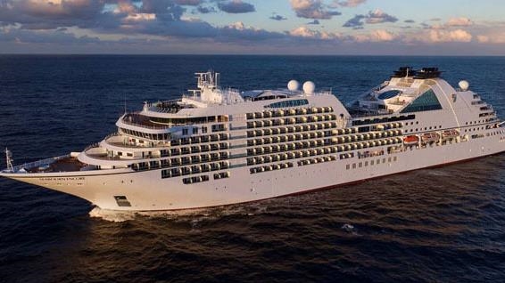 В порту Бодрума пришвартовался круизный лайнер Seabourn Encore