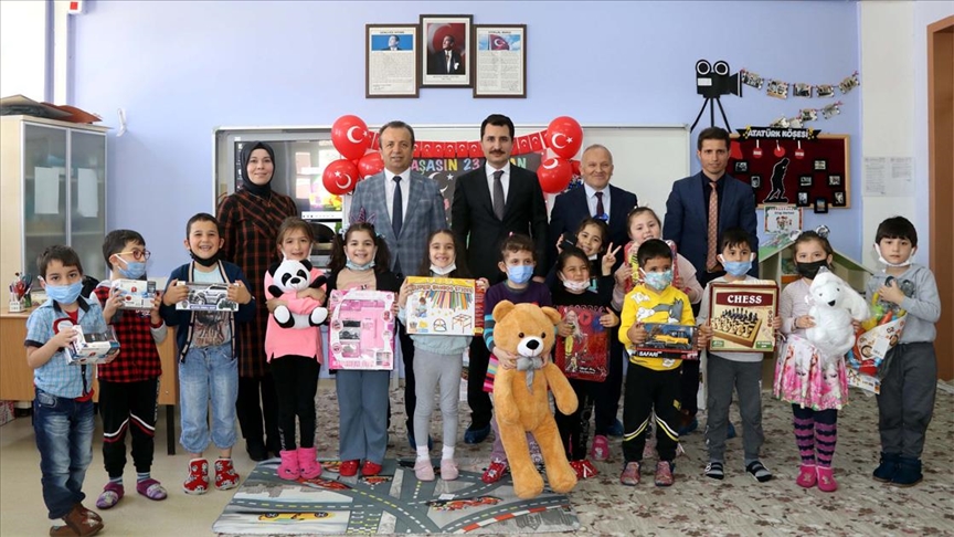 Öğrencilerin istekleri "Hayal Ağacı" ile gerçekleşti