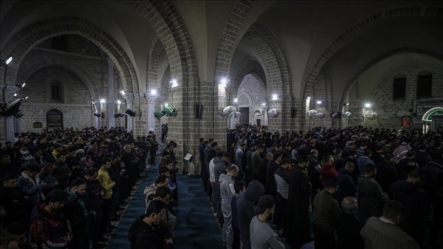 غزة.. المسجد العُمَرِي يفيض بالمصلين في ليلة القدر