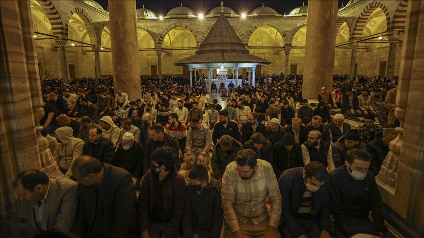 دعوات وصلوات وروحانيات في إحياء ليلة القدر بإسطنبول
