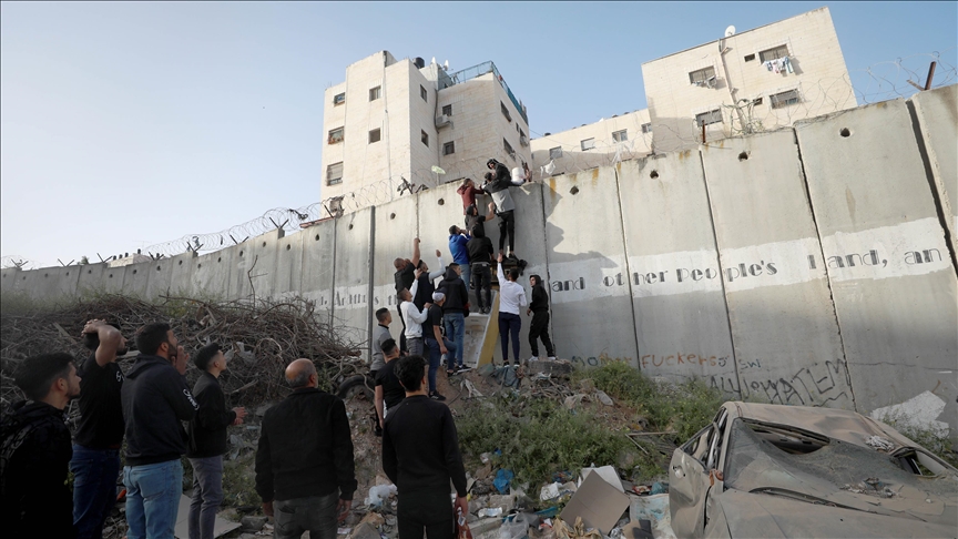 "الممنوعون" يغامرون بتسلق الجدار الإسرائيلي لدخول القدس (تقرير)