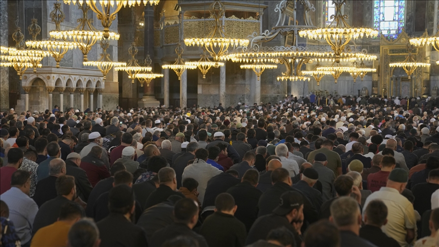 إسطنبول.. الآلاف يؤدون صلاة جمعة رمضان الأخيرة بـ"آيا صوفيا"