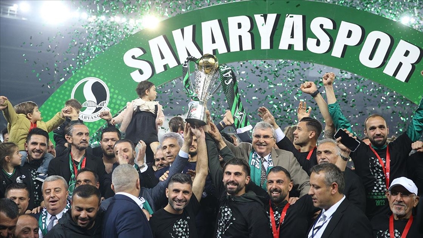 Sakaryaspor, şampiyonluk kupasına kavuştu