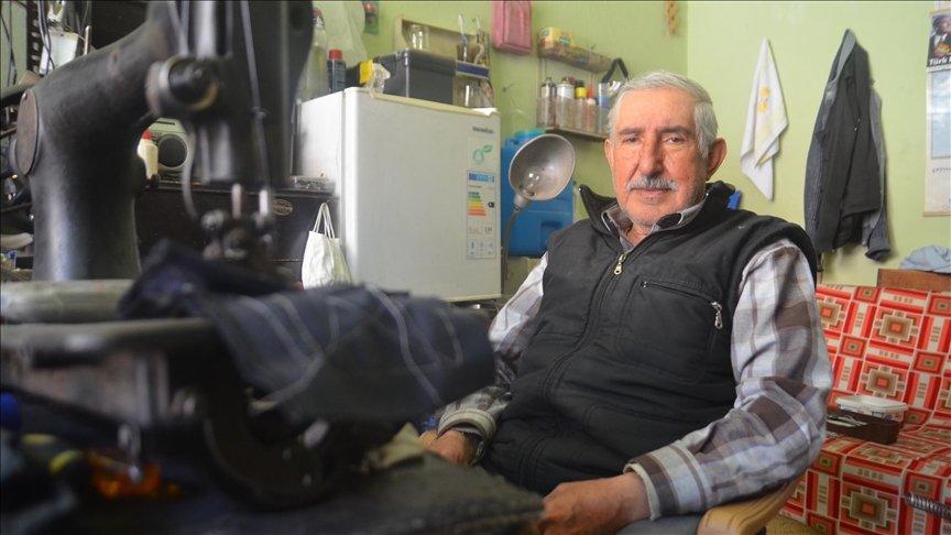 Kütahyalı Süleyman usta 65 yıldır dikiş makinesi tamir ediyor