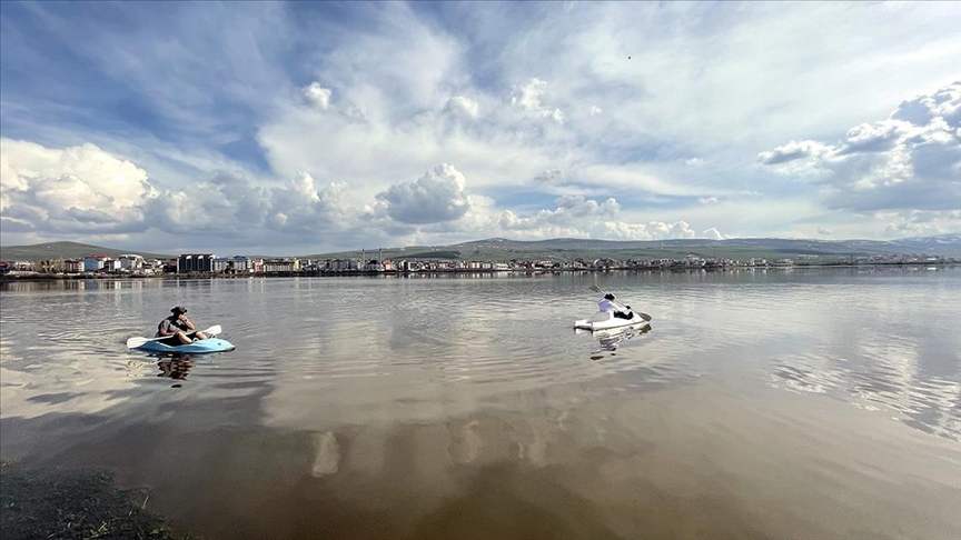 Ardahan'da debisi yükselen Kura Nehri'nde kano etkinliği