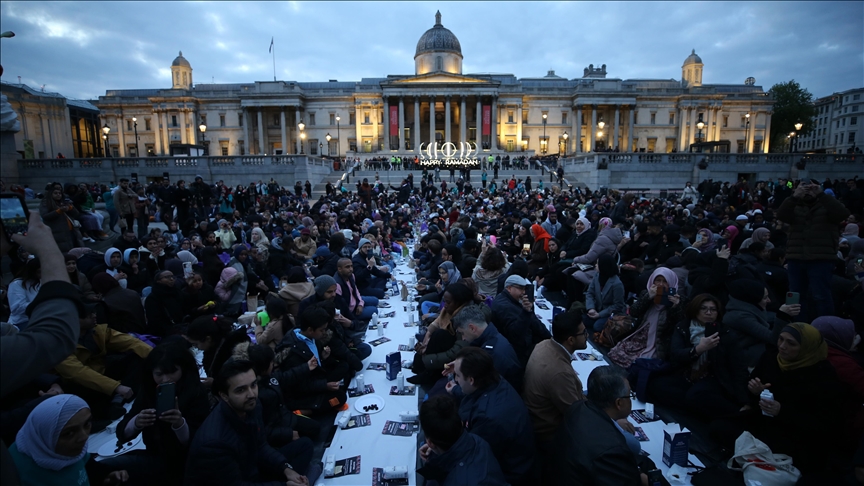 Londra'nın Trafalgar Meydanı'nda toplu iftar programı düzenlendi