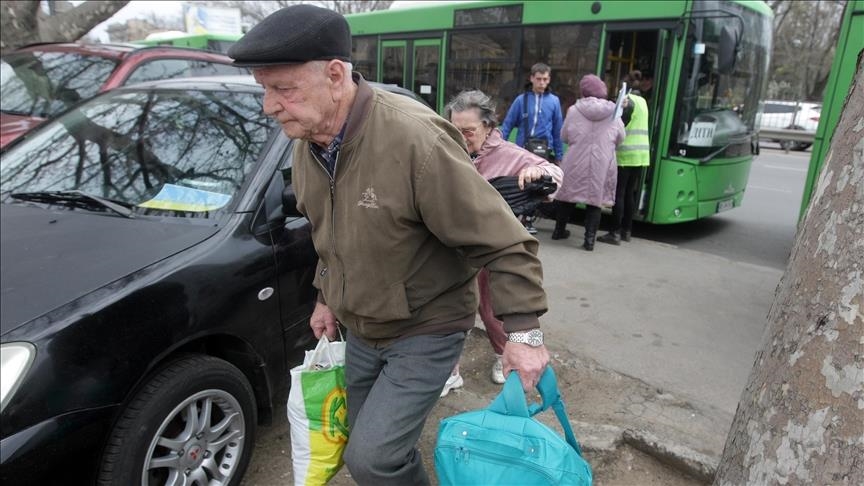 Зеленский: более 350 тысяч человек эвакуированы из районов боевых действий в Украине