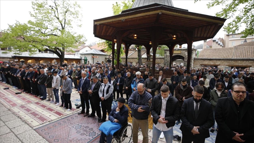 Klanjan bajram-namaz u Gazi Husrev-begovoj džamiji u Sarajevu