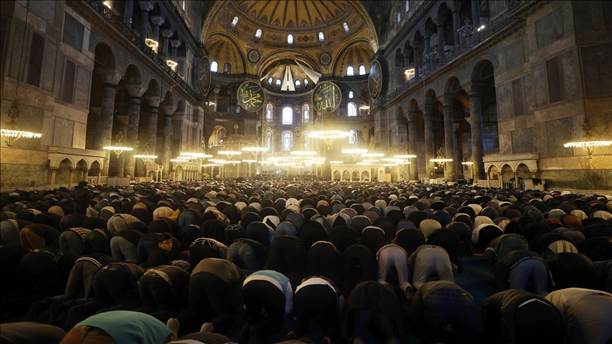 آلاف المسلمين يؤدون صلاة العيد في آيا صوفيا