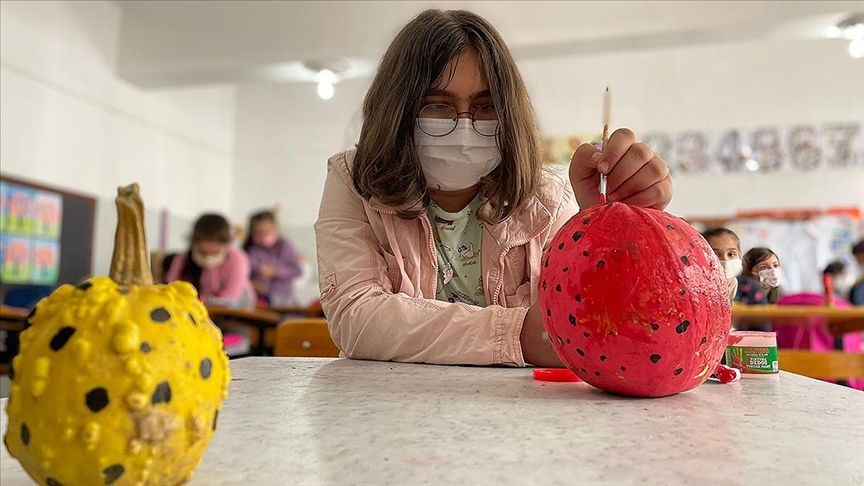 Ünlü ressamlardan esinlenen öğrenciler atıklardan tasarımlar yapıyor