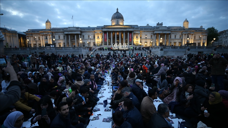 Over 2,000 people join fast-breaking meal in London