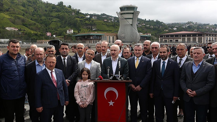 Bakan Karaismailoğlu: Rize-Artvin Havalimanı'nın pist, apron, taksi yolu ve tüm altyapı imalatlarını tamamladık