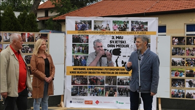 Trg slobode u Tuzli: Otvorena izložba Ahmeta Bajrića u povodu Svjetskog dana slobode medija