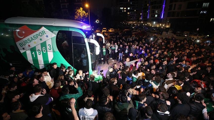 Frutti Extra Bursaspor, ULEB Avrupa Kupası'nda finale kalma başarısını taraftarlarıyla kutladı