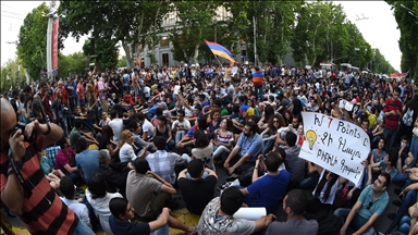 Nastavljeni antivladini protesti u Armeniji: Demonstranti navodno planiraju ući u zgradu parlamenta