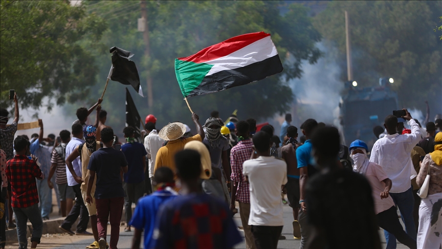 Sudan'da yüzlerce kişi askeri yönetimi protesto etti