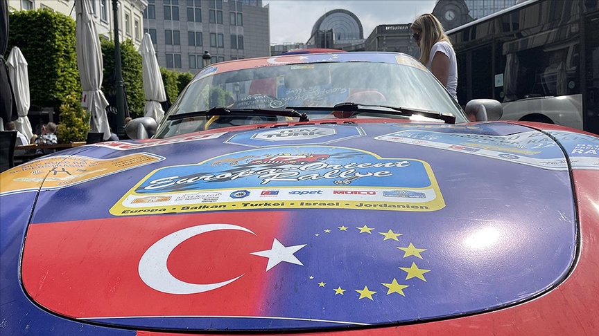 Europa-Orient/Doğu-Batı Dostluk ve Barış Rallisi'de yarışacak Türk takımı Brüksel'den yola çıktı