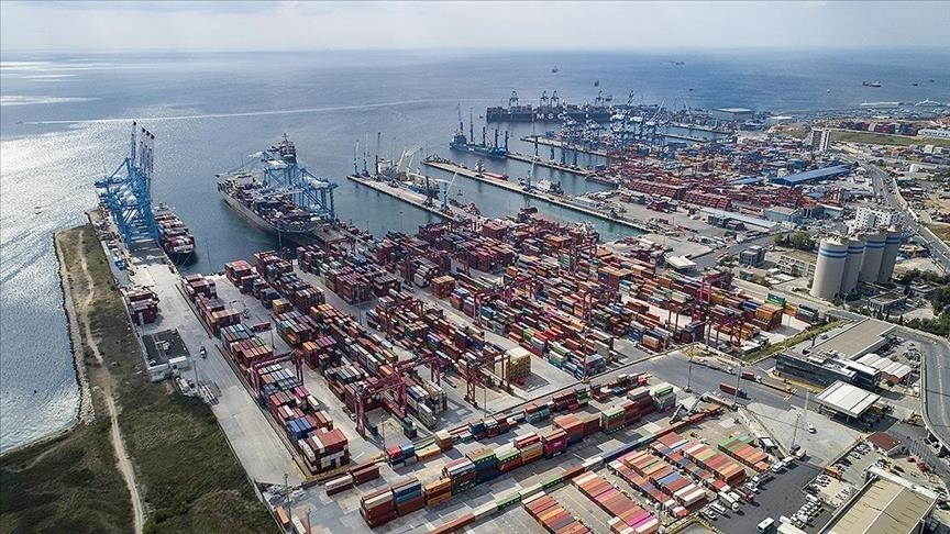 Turkiye's exports soar to new monthly record in April