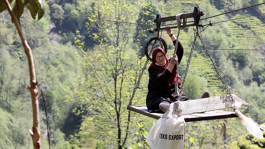 Ev ve arazilerine ilkel teleferikle ulaşıyorlar