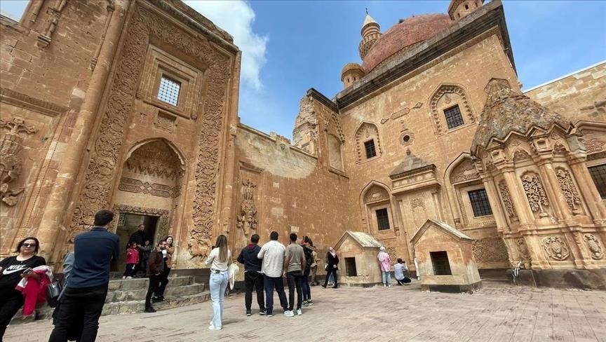 Дворец Исхак-паши в Турции на праздники посетило до 6 тыс. человек