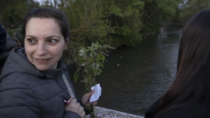 Edirne'de sabahın ilk ışıklarında dileklerin yazılı olduğu kağıtlar Tunca Nehri'ne bırakıldı