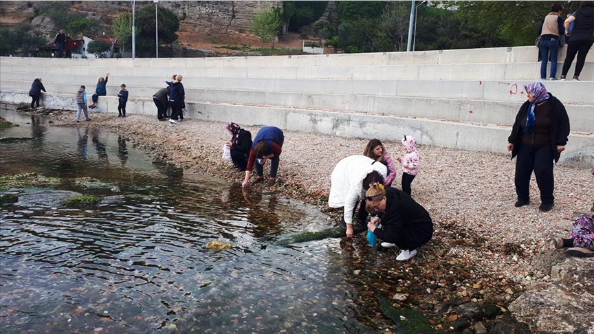 Çanakkale'de sahile inen vatandaşlar Hıdırellez'i kutladı