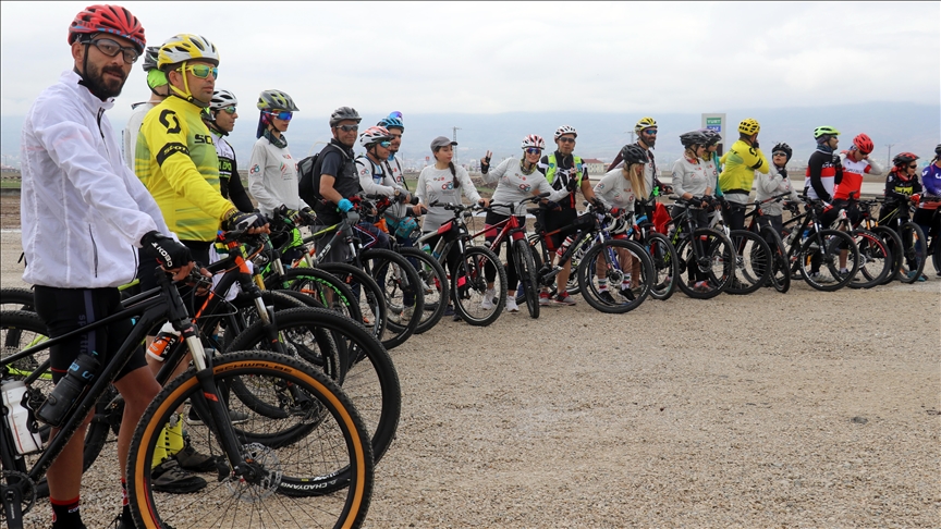 سفر گروه دوچرخه سواری ایرانی به کوه آغری
