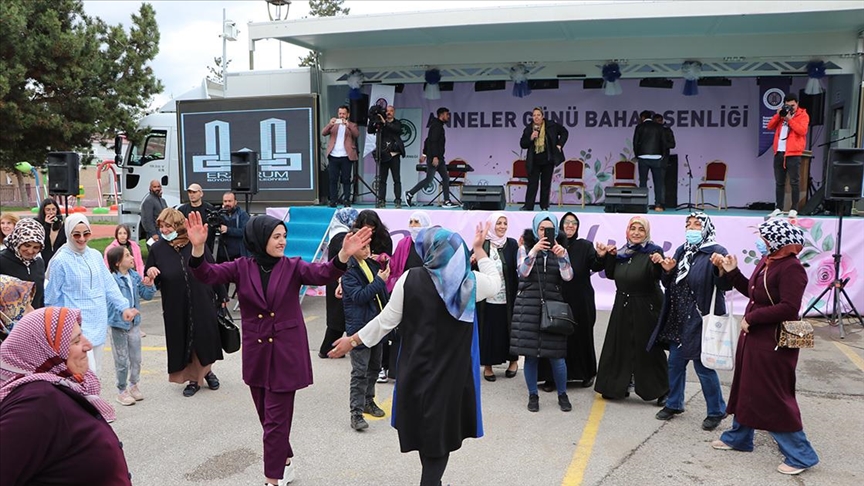 Erzurum'da anneler günlerini halaylarla şenlik havasında kutladı