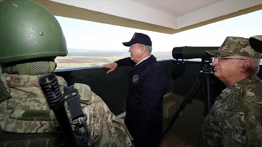 وزير الدفاع التركي يتفقد الحدود مع سوريا