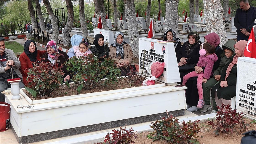 Şehadet yıl dönümü Anneler Günü'ne denk gelen oğlunun kabrini ziyaret etti