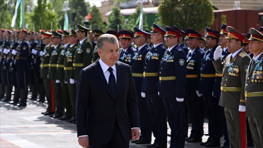 Рахмон возложил венок к памятнику героям борьбы с фашизмом 