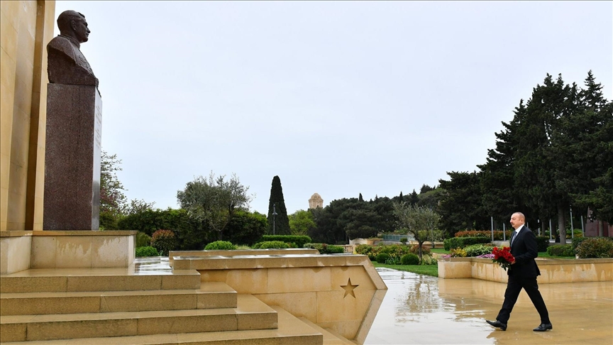 Президент Алиев почтил память героев Азербайджана, погибших в борьбе с фашизмом