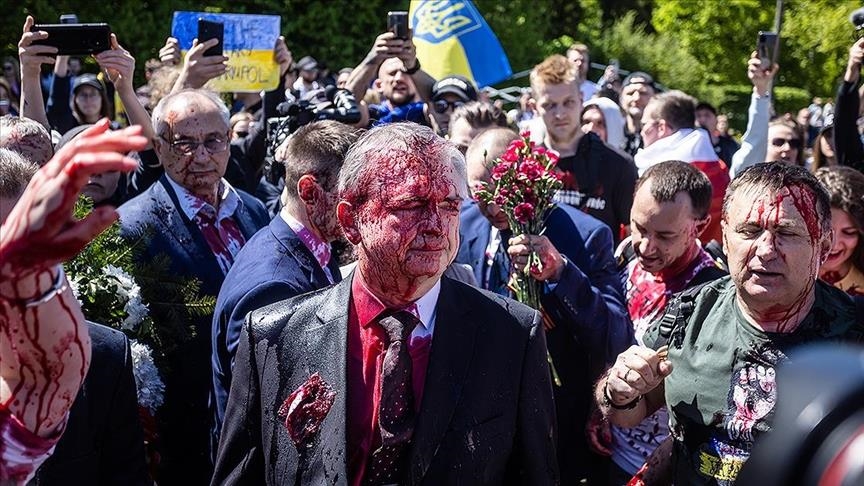 Ambasador Rosji rozpylił czerwoną farbę podczas ceremonii składania kwiatów w Warszawie