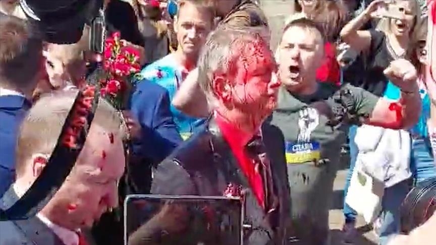 Ambasadori rus në Poloni sulmohet me bojë të kuqe nga protestuesit