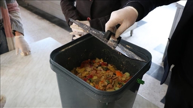 Mutfağındaki atıkları kompost yöntemiyle gübreye dönüştürüyor