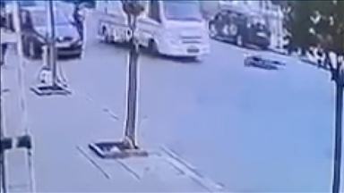 Büyükçekmece'de köpeğin saldırısından kaçan çocuğa minibüsün çarpma anı güvenlik kamerasına yansıdı