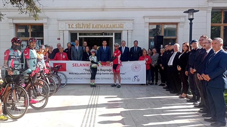 Bisikletçilerin Selanik'ten Samsun'a taşıdığı 'Ata toprağı' İstanbul'a ulaştı
